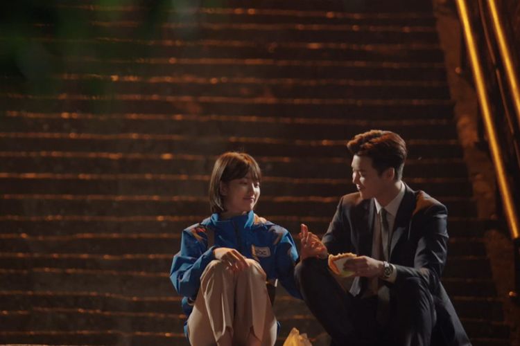 Bae Suzy dan Lee Jong Suk dalam serial drama romantis, While You Were Sleeping (2017).