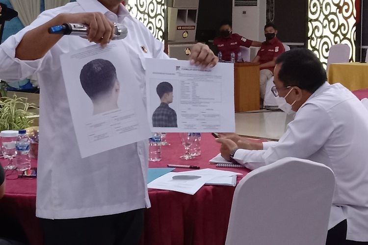 Direskrimum Polda Jabar Kombes Yani Sudarto tengah memperlihatkan sketsa wajah terduga pelaku di Mapolda Jabar, Rabu (29/12/2021).