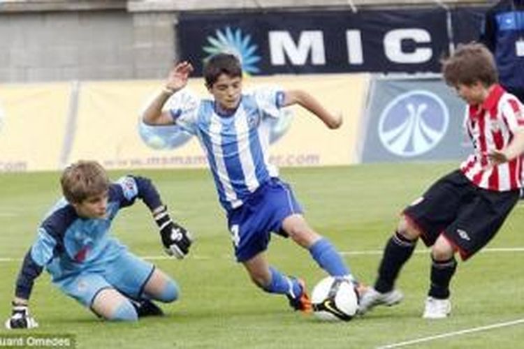 Pemain muda akademi Malaga, Brahim Abdelkader Diaz (tengah), dikabarkan telah direkrut Manchester City.