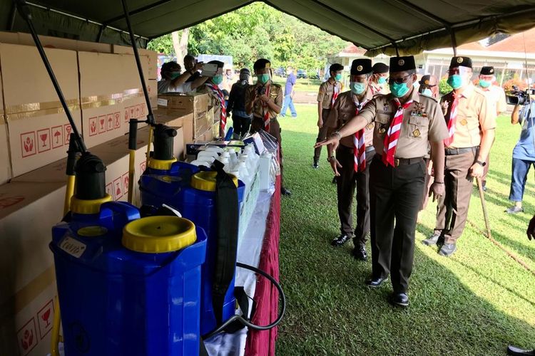 Ketua Kwarnas Pramuka Wasesa dalam Apel Kesiapsiagaan Relawan Pramuka Peduli Penanggulangan Covid-19 dalam peringatan Hari Sumpah Pemuda 2020 di Lapangan Gajah Mada, Taman Rekreasi Wiladatika, Cibubur, Jakarta, (28/10/2020).