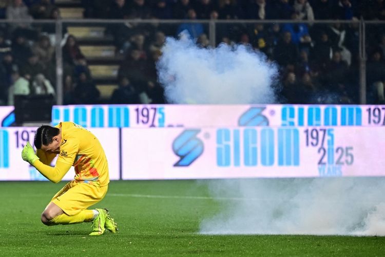 Kiper Cremonese dan Timnas Indonesia, Emil Audero, mengalami cedera setelah ledakan suar di lapangan pada laga Serie A Italia antara US Cremonese dan Inter Milan di Stadion Giovanni Zini di Cremona, Italia utara, pada 1 Februari 2026.
