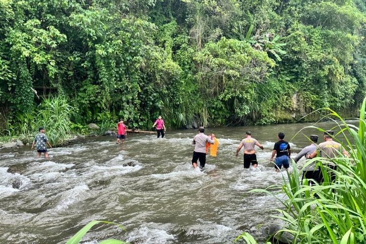 Proses evakuasi mayat yang ditemukan tersangkut di sungai Telaga Waja di Banjar Dinas Tangkup Anyar, Desa Tangkup, Kecamatan Sidemen, Kabupaten Karangasem, Provinsi Bali, Selasa (26/11/2024).