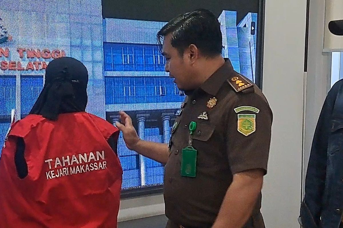 Kasi Penegak Hukum (Penkum) Kejati Sulsel, Soetarmi saat merilis DPO berinisial DA buronan Kejati Kaltim dalam perkara tindak pidana penyelundupan atau pengangkutan Bahan Bakar Minyak (BBM) tanpa izin usaha di Kantor Kejati Sulsel, Rabu (22/5/2024)