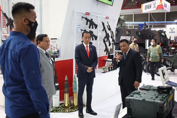 Presiden Republik Indonesia (RI) Joko Widodo (Jokowi) didampingi Menteri Pertahanan (Menhan) RI Prabowo Subianto menghadiri Pameran Industri Pertahanan (Indhan) terbesar di Asia Tenggara, Indo Defence 2022 Expo & Forum di JIexpo Kemayoran, Jakarta, Rabu (2/10/2022). 