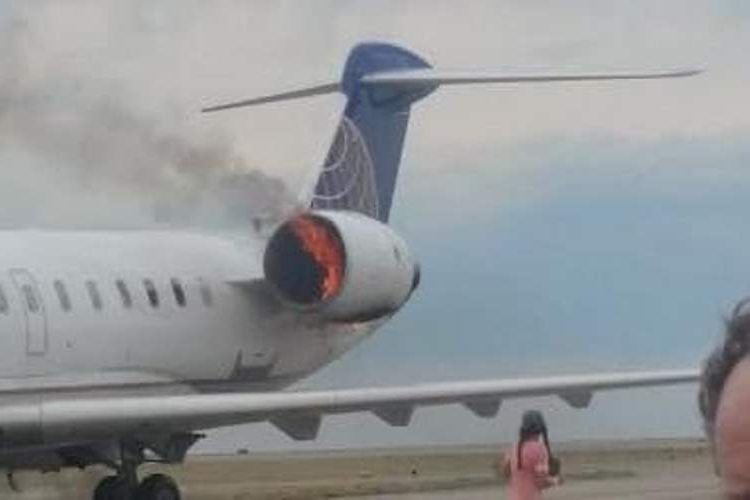 Sebuah mesin pesawat Bombardier milik Sky West Airlines terbakar saat mendarat di bandara internasional Denver, Colorado, AS.