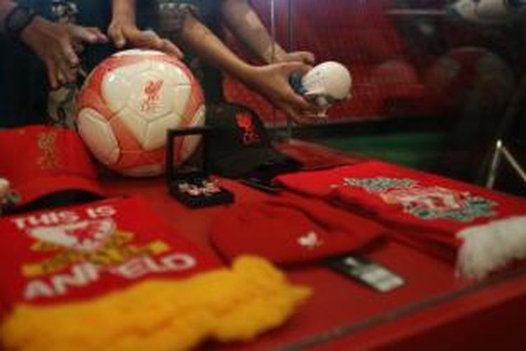 Petugas menata berbagai pernik resmi klub sepak bola Liverpool di galeri Garuda Indonesia & Liverpool Experince di mal Senayan City, Jakarta, Senin (25/2). Sejumlah pernik produk resmi Liverpool ditawarkan di galeri tersebut. Sementara pedagang di tingkat kaki lima juga memanfaatkan momen ini. Bahkan, mereka bisa meraup untung Rp 500 ribu per hari.