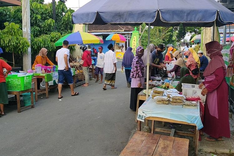 Pasar tiban di Pasar Ramadhan jalan masuk menuju Masjid Jami Kauman pada Pedukuhan Jatingarang Kidul, Kalurahan Jatisarono, Kapanewon Nanggulan, Kabupaten Kulon Progo, Daerah Istimewa Yogyakarta.