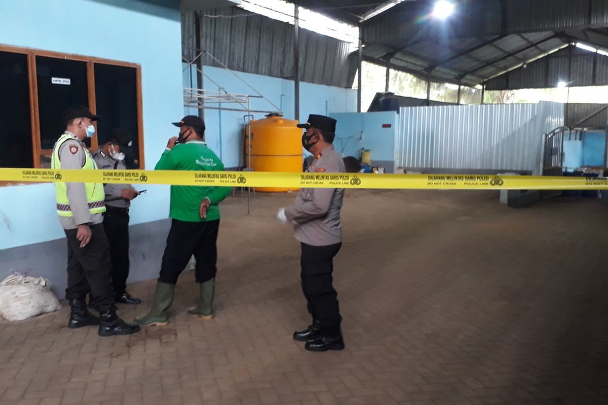 Pabrik pupuk digaris polisi saat proses avakuasi korban tercebur kolam olahan pupuk.
