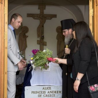 Pangeran William mengunjungi makam nenek buyutnya, Putri Alice, di Gereja St Marry Magdelen, di Yerusalem Timur, Kamis (28/6/2018). (AFP/POOL/Sebastian Scheiner)