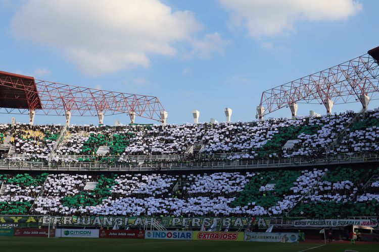 Bonek menampilkan koreo menggunakan kertas hijau dan putih saat merayakan hari jadi Persebaya Surabaya ke -96 tahun sebelum pertandingan ujicoba melawan Persija Jakarta yang berakhir dengan skor 2-2 di Stadion Gelora Bung Tomo (SGBT) Surabaya, Minggu (18/6/2023) sore.