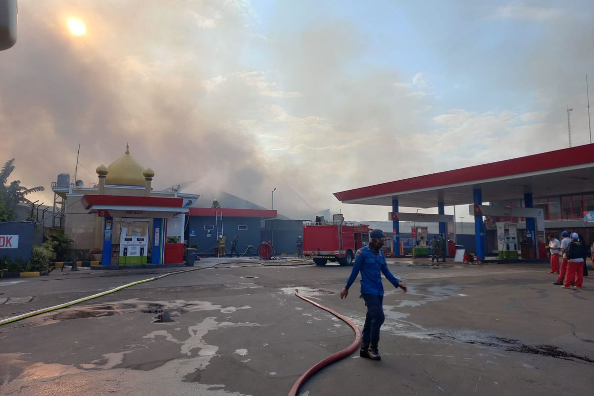 Imbas kebakaran di Gudang JNE Express di Jalan Pekapuran, Curug, Cimanggis, Depok, terbakar pada Senin (12/9/2022), membuat operasional di SPBU terganggu.