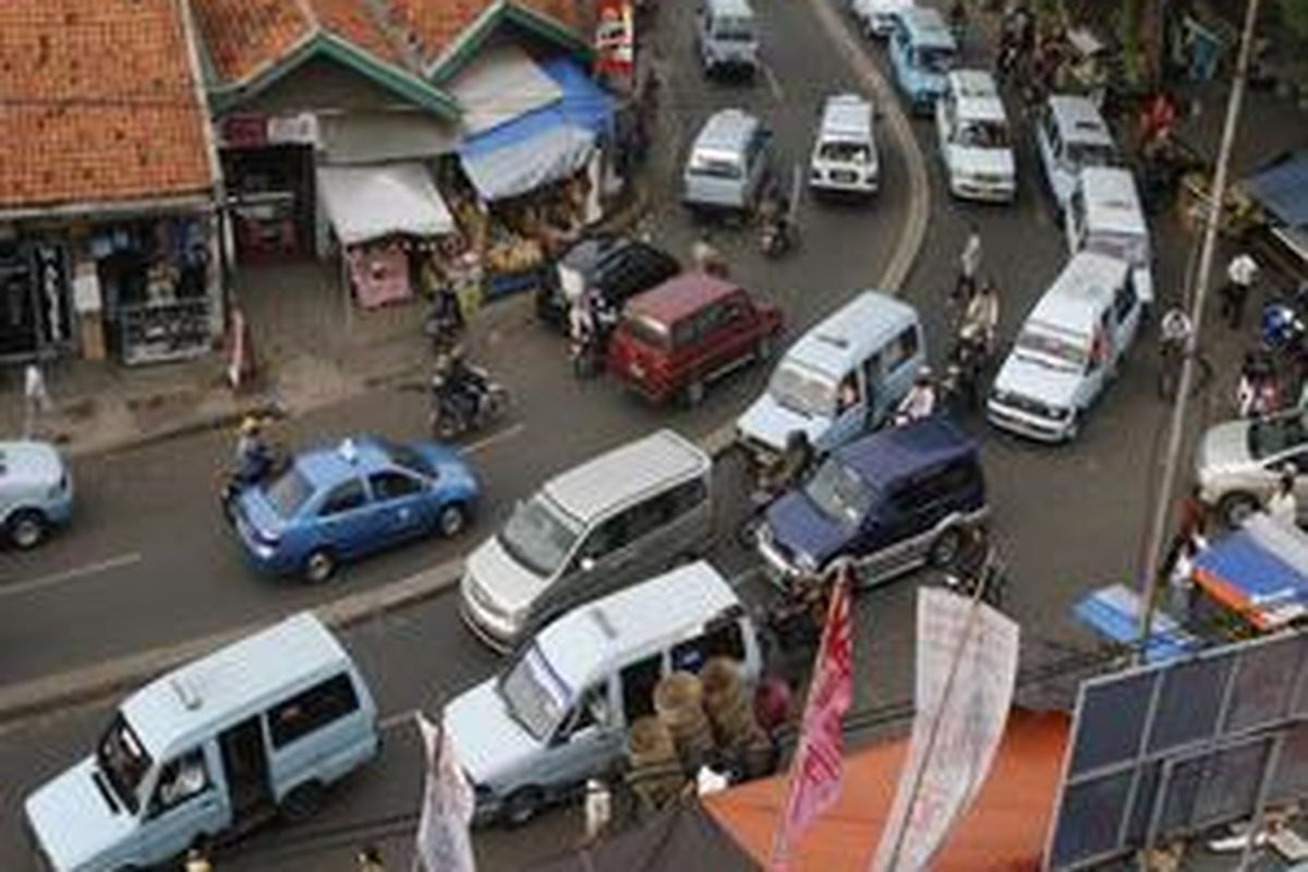 Perempatan Slipi biasanya selalu dibuat macet oleh sopir-sopir mikrolet M09 dan M11. Namun Senin (26/5) siang ini, Slipi sangat lancar karena M09 dan M11 mogok beroperasi.