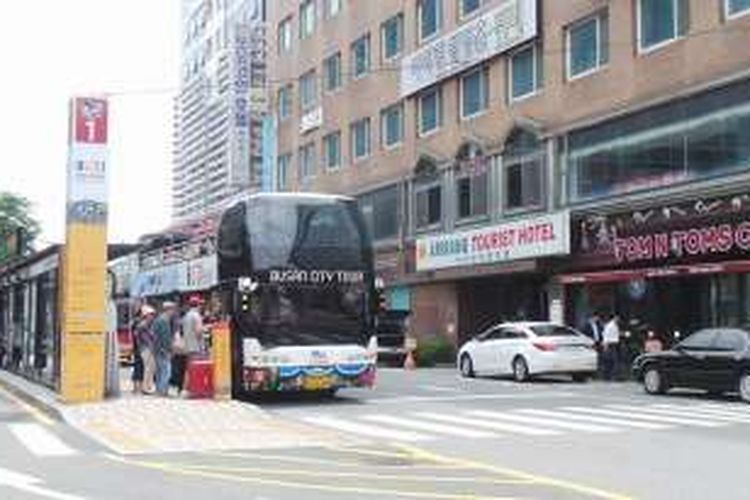 Bus Busan City Tour berhenti di halte dekat Busan Station. 