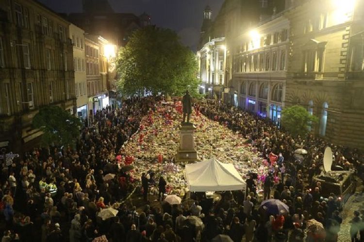 Ratusan orang, Senin (29/5/2017) malam atau Selasa pagi WIB, berkumpul untuk mengenang para korban ledakan bom bunuh diri di Manchester, Inggris.
