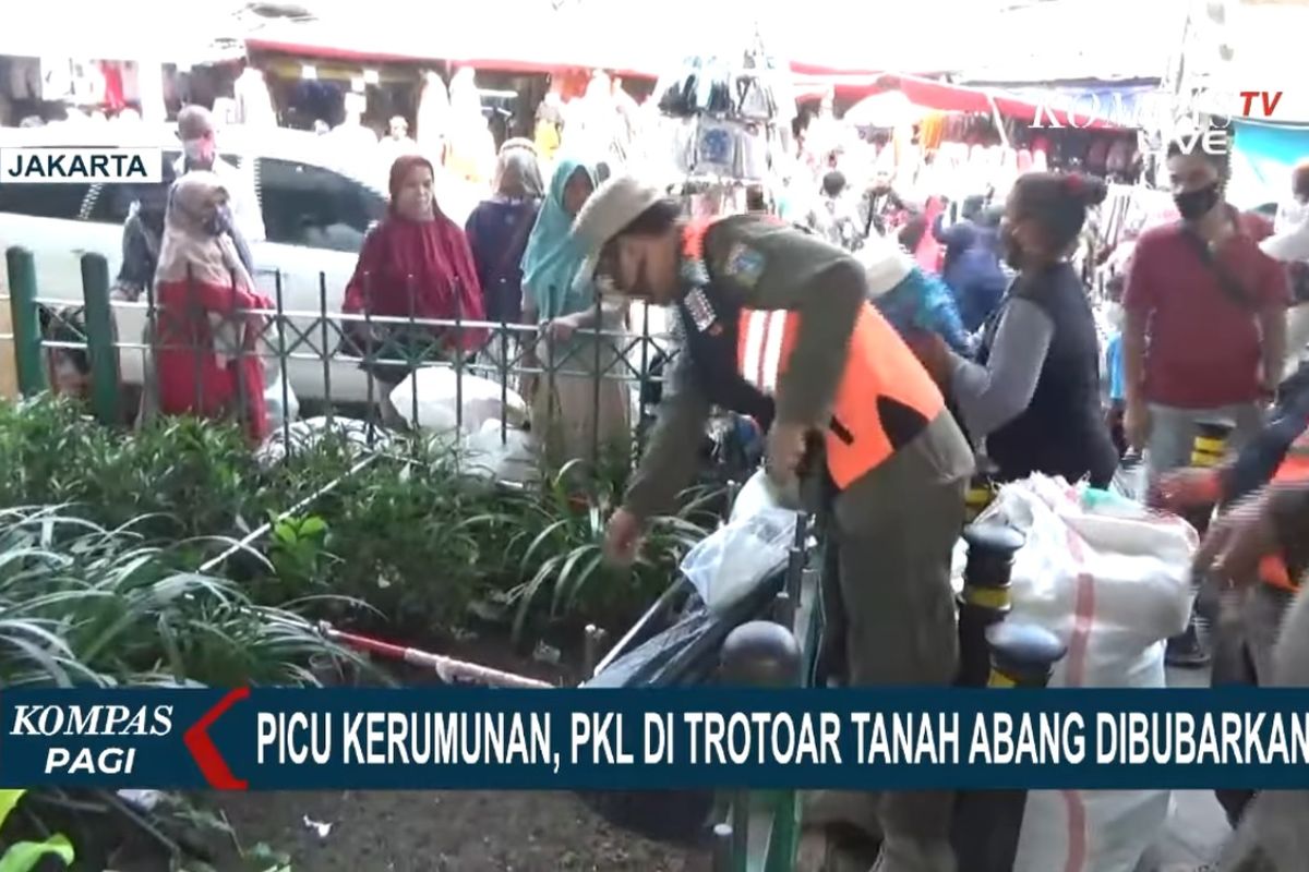 Petugas Satuan Polisi Pamong Praja kembali menertibkan pedagang kaki lima (PKL) yang nekat berjualan di trotoar dan bahu jalan Pasar Tanah Abang. Seperti diberitakan Kompas TV, Rabu (28/4/2021), sempat terjadi aksi kucing-kucingan antara pedagang dan petugas. 