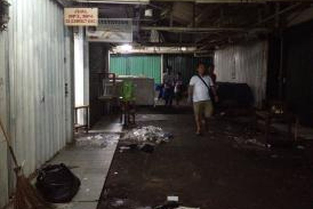 Kondisi sebuah gudang yang digerebek oleh polisi terkait penjualan DVD bajakan di Jalan Pinangsia Raya, Glodok, Jakarta Barat, Senin (18/5/2015).