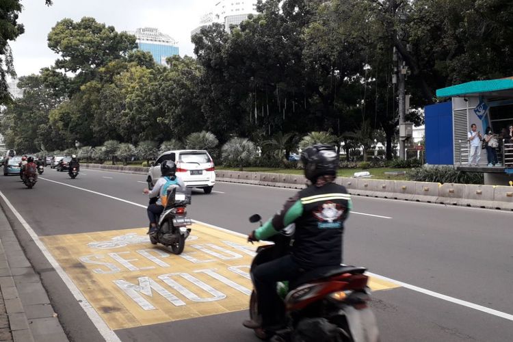 Pengendara sepeda motor mematuhi aturan untuk berjalan di lajur kiri saat melintasi ruas jalan MH. Thamrin - Medan Merdeka Barat, Jakarta Pusat pada Senin (5/2/2018).