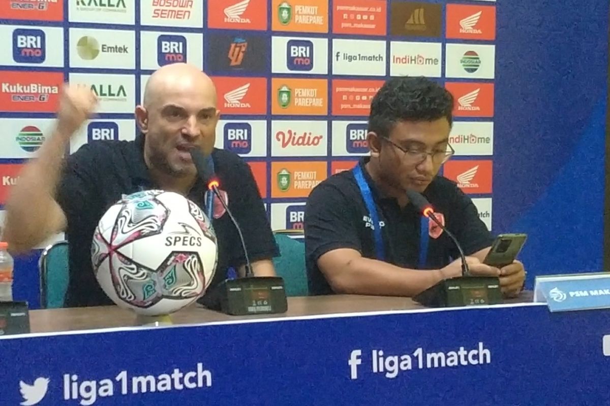 Pelatih PSM Makassar Bernardo Tavares gebrak meja, terlihat air mineral terbang