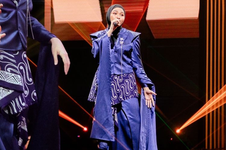 Salma Salsabil selalu tampil memukau dengan gaya busananya. Dari panggung hingga streetwear, intip 5 penampilan stylish yang bisa jadi inspirasimu.