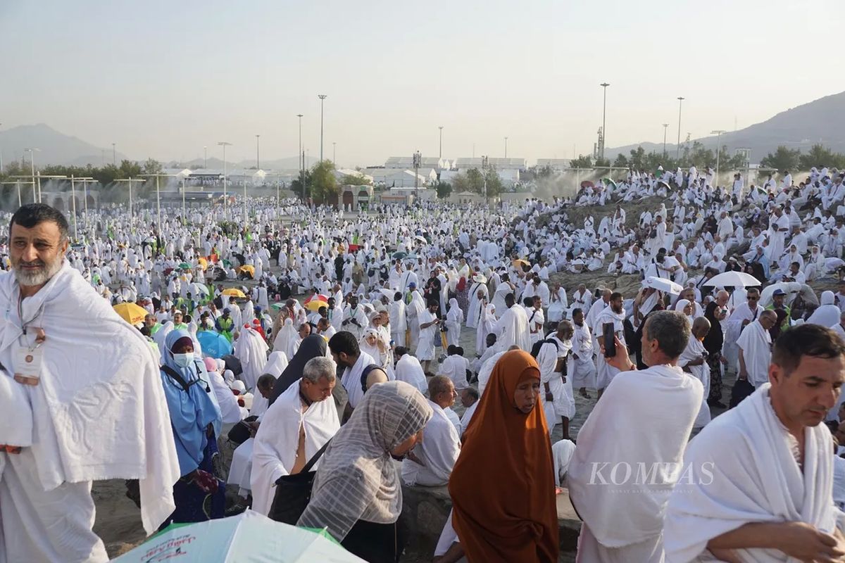 Ilustrasi suasana wukuf di Arafah pada puncak ibadah haji 2024, Sabtu (15/6/2024).