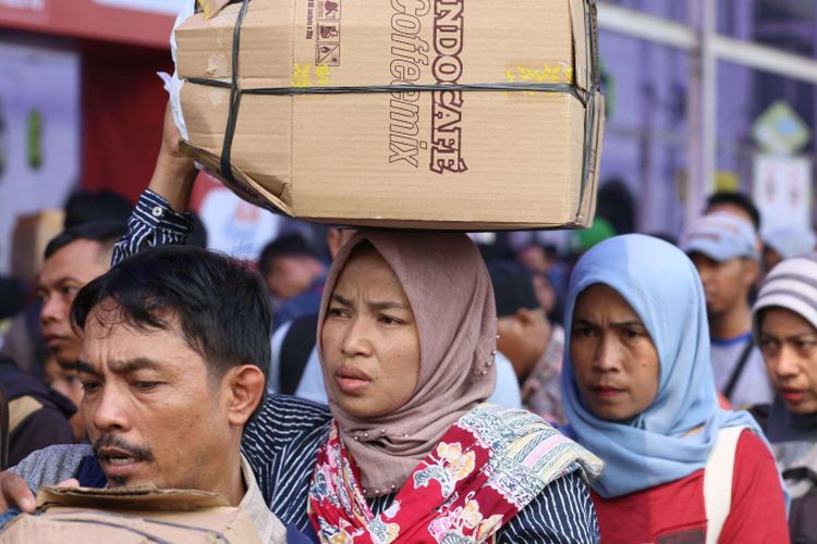 Sejumlah pemudik memadati Stasiun Pasar Senen, Jakarta, Minggu (10/6/2018). Puncak arus mudik di Stasiun Pasar Senen diperkirakan jatuh pada 13 Juni 2018 atau H-2 Idul Fitri.