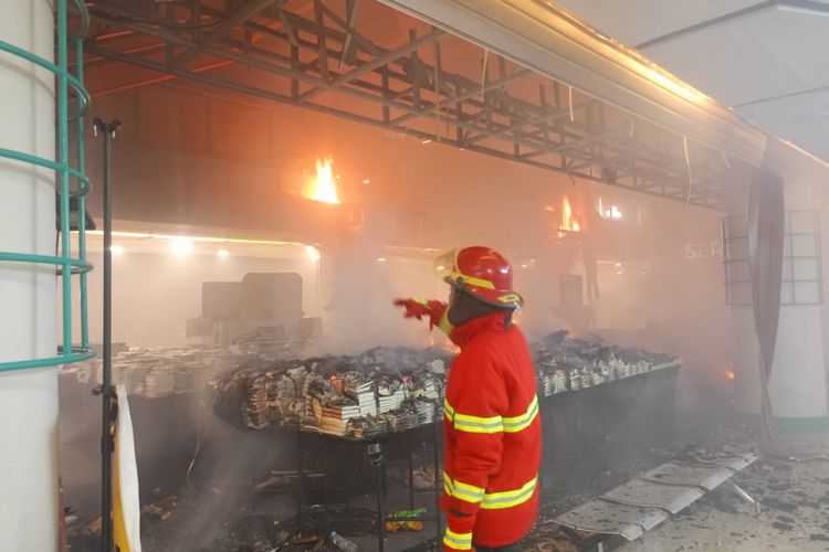 Kebakaran terjadi di salah satu lantai di pusat perbelanjaan Revo Town Mall Kota Bekasi di Jalan Ahmad Yani Pekayon Jaya, Kecamatan Bekasi Selatan, Kota Bekasi, Sabtu (22/6/2024).
