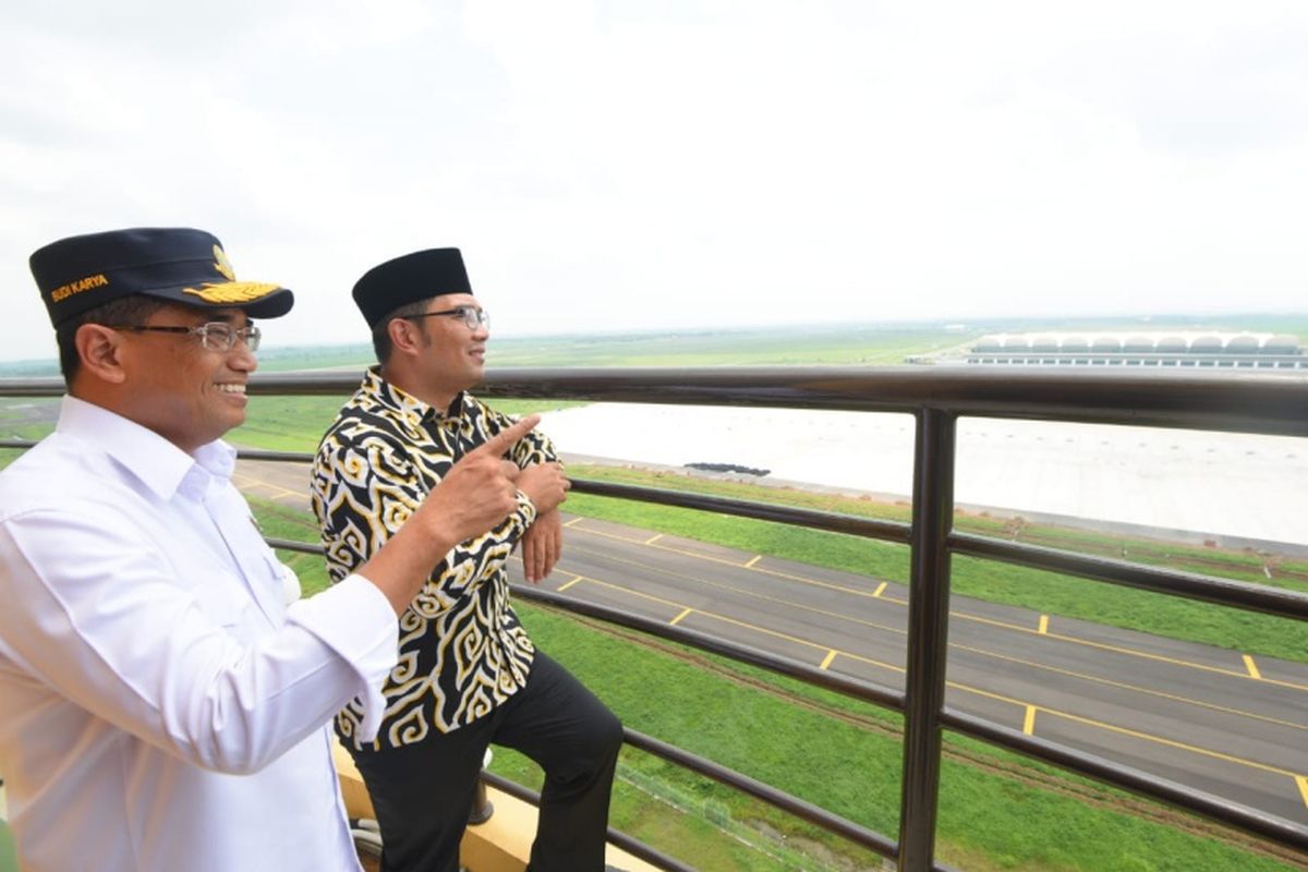 Menteri Perhubungan Budi Karya Sumadi bersama Gubernur Jawa Barat Ridwan Kamil saat meninjau Bandara Kertajati, Majalengka, Rabu (9/1/2019).