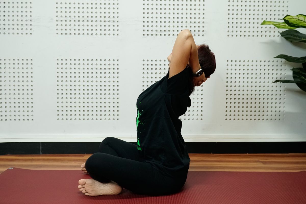 Guru yoga, Deera Dewi, memperagakan gerakan yoga neck release untuk meredakan kaku pada leher dan pundak, Jumat (26/3/2021).