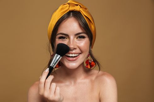 Agar Lebih Semangat, Aplikasikan 5 Jenis Makeup Simpel Ini Saat WFH