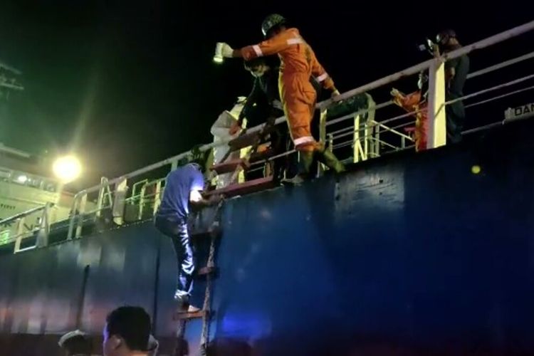Sebuah kapal tanker MT Alice XXV  menyelamatkan 5 orang anak buah kapal (ABK) dan satu nakhoda kapal KM Bunga Rosia GT 27 yang sudah tiga hari terapung di lautan, Rabu (27/5/2020) malam. Seorang ABK Kapal KM Bunga Rosia turun dari kapal tanker saat dievakuasi ke pelabuhan Murhum Baubau.