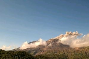 Gunung Lewotobi Meletus 2 Kali pada Selasa Pagi, Masyarakat Diminta Tetap Waspada
