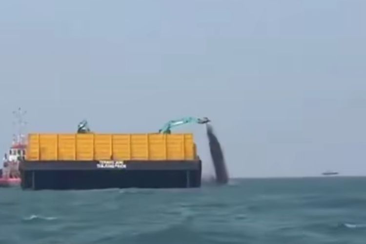 Nelayan Bojonegara Banten Keluhkan Pembuangan Limbah Pasir Hitam ke Laut