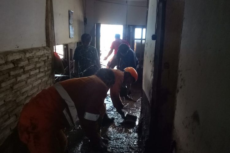 Banjir bandang melanda dua desa di Kecamatan Ijen Kabupaten Bondowoso pada Minggu (12/2/2023)