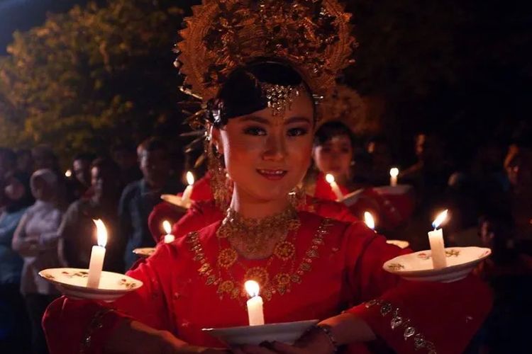 Tari Lilin asal Minangkabau, Sumatera Barat.