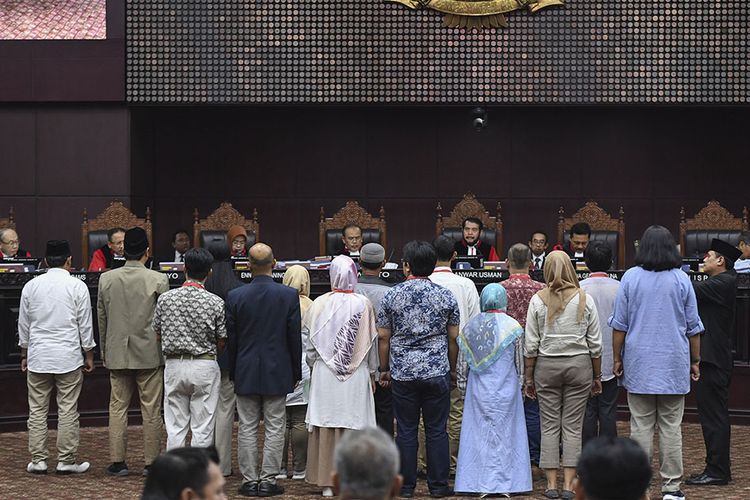 Sejumlah saksi dari pihak pemohon diambil sumpahnya  saat sidang Perselisihan Hasil Pemilihan Umum (PHPU) presiden dan wakil presiden di Gedung Mahkamah Konstitusi, Jakarta, Rabu (19/6/2019). Sidang tersebut beragendakan mendengarkan keterangan saksi dan ahli dari pihak pemohon.