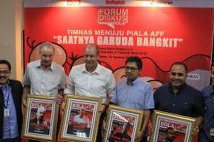 Direktur Pengembangan Kompetisi PSSI, Tommy Welly (ketiga dari kanan), dalam acara bertajuk Forum Diskusi BOLA dengan tema Timnas Menuju Piala AFF: ”Saatnya Garuda Bangkit,” di Kantor Redaksi BOLA, Palmerah, Jakarta, Selasa (23/8/2016).