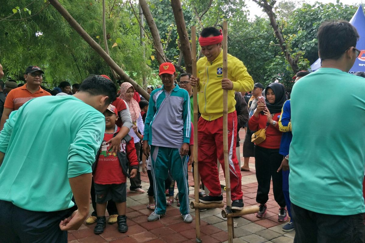 Warga bermain egrang di Festival Danau Sunter, Jakarta Utara, Minggu (25/2/2018).