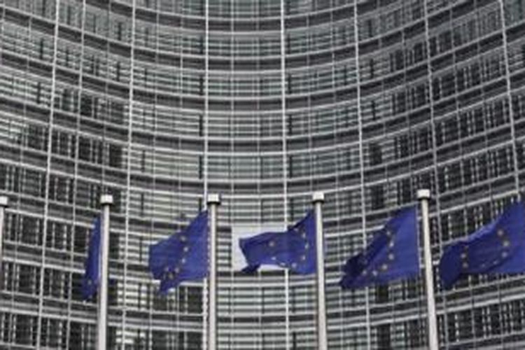 Bendera Uni Eropa terlihat di luar markas Komisi Eropa di Brussels. Uni Eropa akan meninjau kembali hubungannya dengan Mesir, menyusul kekerasan yang berlangsung di wilayah tersebut.