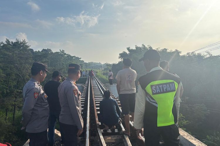 Pria Tewas Tertabrak Commuter Line Dhoho Pasuruan, Warga Sempat Teriak Beri Peringatan
