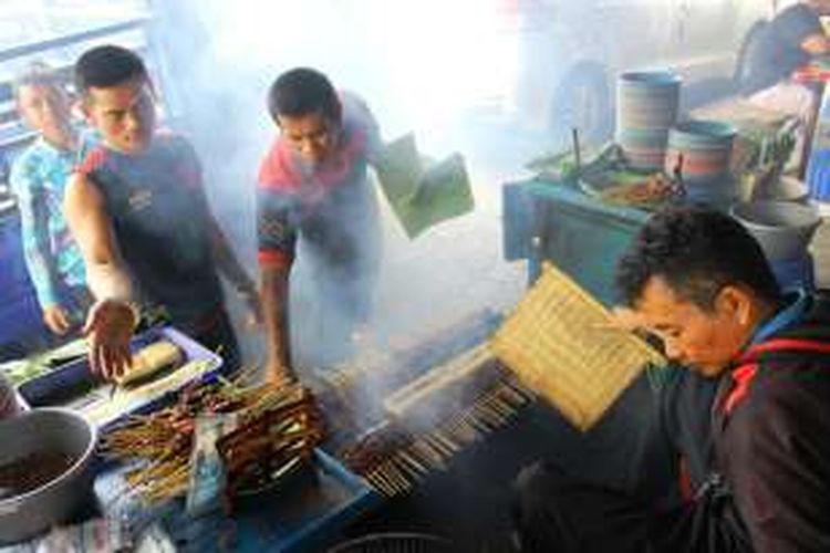 Sate Maranggi Sari Asih yang beroprasi 24 jam, masih menggunakan cara tradisional untuk memasaknya. Tepatnya berada di Jalan Raya Pacet, Cipendawa, Kabupaten Cianjur. 