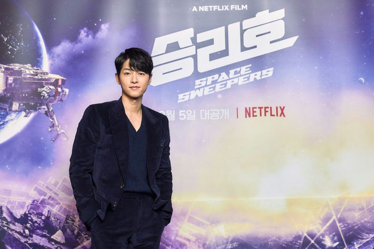 Aktor Song Joong Ki saat konferensi pers film Space Sweepers, Selasa (2/2/2021).