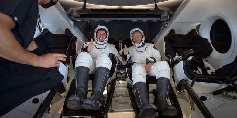 Foto yang dirilis NASA astronot NASA Robert Behnken (kiri) dan Douglas Hurley (kanan) terlihat di dalam pesawat ruang angkasa SpaceX Crew Dragon Endeavour di atas kapal SpaceX GO Navigator recovery ship setelah mendarat di Teluk Meksiko di lepas pantai Pensacola, Florida pada 2 Agustus 2020. 