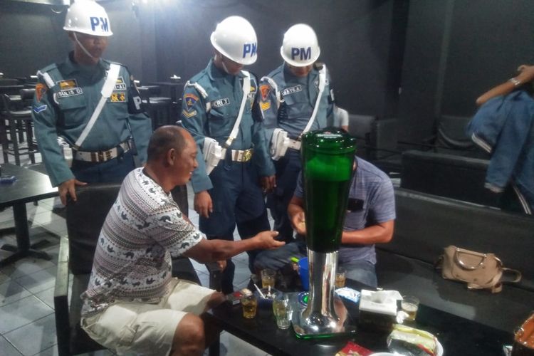 Polisi Militer Lantamal IV melakukan razia gabungan ditempat hiburan malam yang ada di Tanjungpinang, Kepulauan Riau sekitar pukul 23.00 WIB, Kamis (29/11/2019) tengah malam tadi. Dan dari aksi ini PM Lantamal IV berhasil mengamankan satu orang oknum anggota TNI.