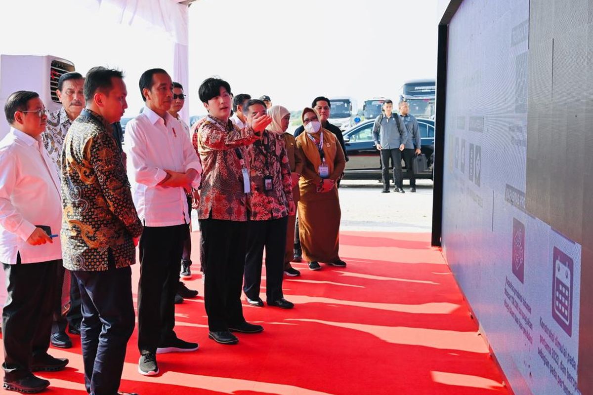 Presiden Joko Widodo (Jokowi) saat rangkaian acara peletakan batu pertama (groundbreaking) pabrik PT Hailiang Nova Material Indonesia di KEK Gresik, Jawa Timur, pada Selasa (20/06/2023).