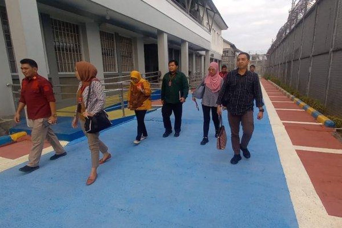 Wakil Ketua LPSK Sri Suparyati dan rombongan saat menuju Pengadilan Negeri Cirebon, Rabu (4/9/2024). 