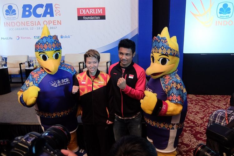 Liliyana Natsir bersama maskot BCA Indonesia Open SP 2017 dan pemain ganda Berry Angriawan