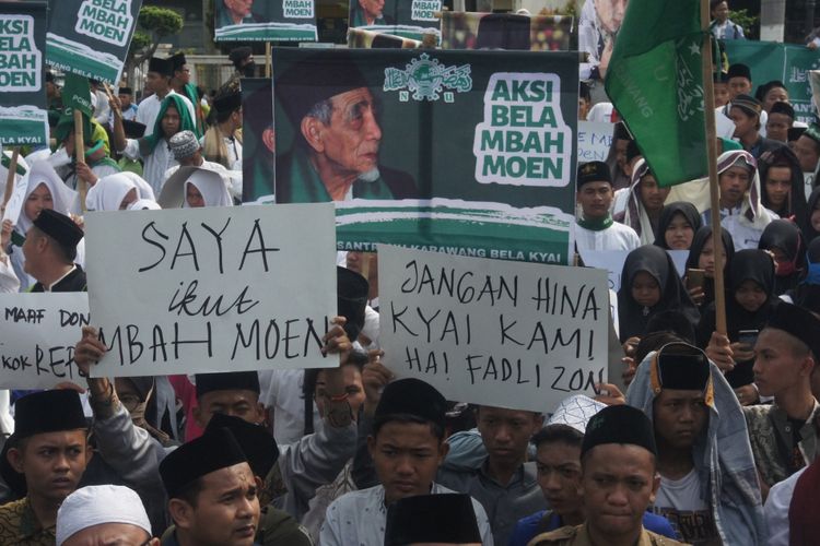 Ratusan santri dan kiai Nahdiyin Karawang melakukan longmarch untuk mendesak Fadli Zon meminta maaf secara langsung kepada Mbah Moen atau Maimun Zubair, seorang ulama Nahdatul Ulama (NU), Jumat (15/2/2019).