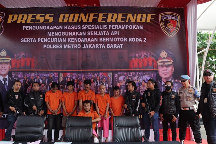 Para pelaku curanmor dan perampokan minimarket di mawasan Jakarta Barat dihadirkan dalam konferensi pers di Mapolres Jakarta Barat, Senin (23/10/2023). 