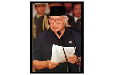 Presiden Soeharto saat mengumumkan pengunduran dirinya di Istana Merdeka, Jakarta, 21 Mei 1998.