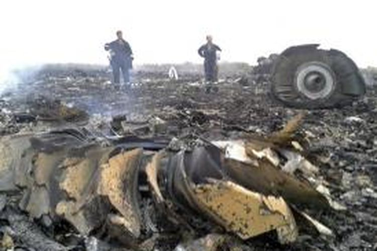 Aparat berwenang memantau puing-puing pesawat Malaysia Airlines MH17 yang jatuh di Ukraina, Kamis (17/7/2014).